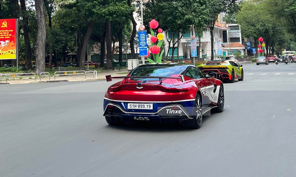 Minh Minh Nhựa vẫn dạo phố cùng Aston Martin V8 Vantage sau khi vợ 2 nóng bỏng đã về Việt Nam