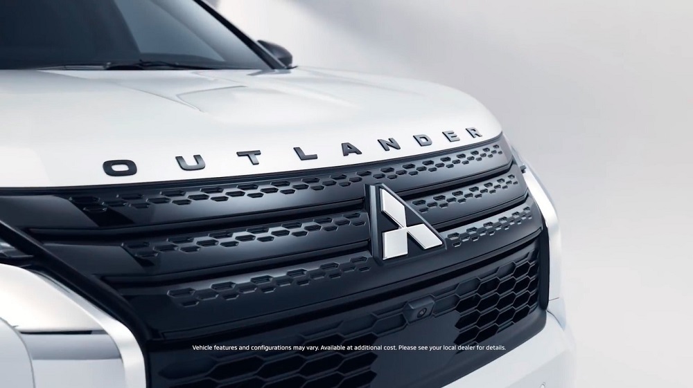 Logo trên đầu xe Mitsubishi Outlander Black Edition 2022 cũng được sơn màu đen bóng