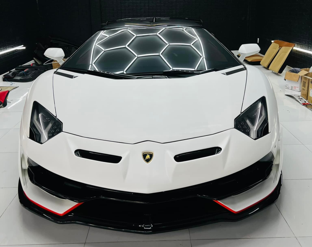 Còn đây là diện mạo mới của xe sau khi nâng cấp gói độ Lamborghini Aventador SVJ