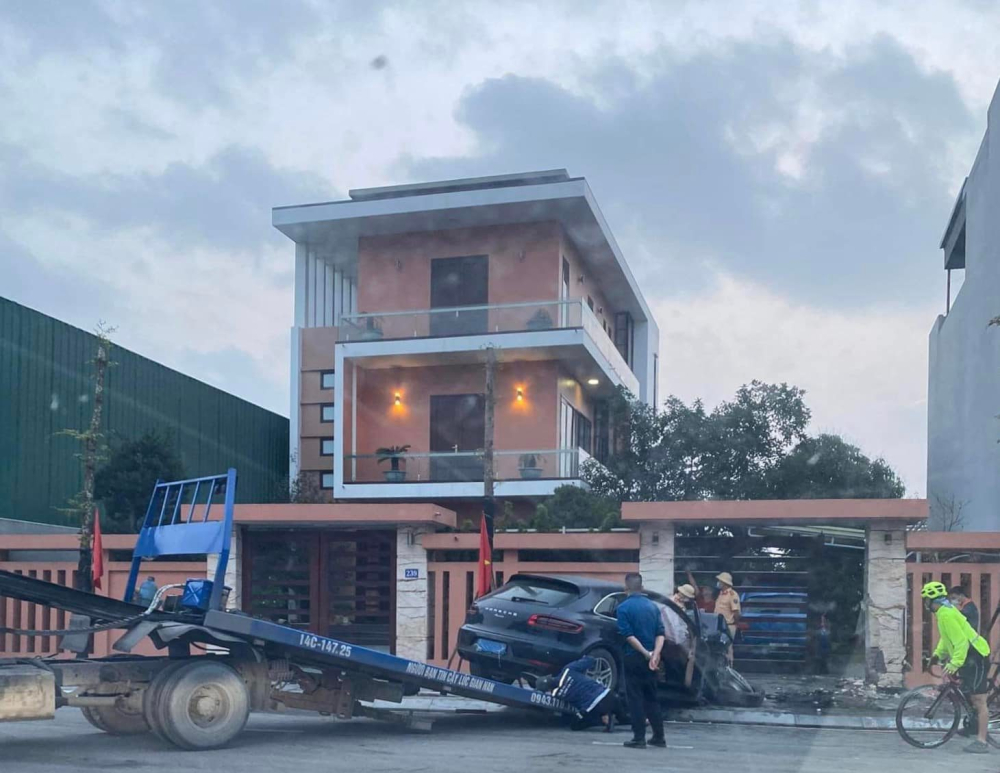 Phần cổng ngôi nhà này bị thiệt hại nặng nề nhưng chưa rõ xe ô tô đỗ phía trong có bị hư hỏng hay không Phần cổng ngôi nhà này bị thiệt hại nặng nề nhưng chưa rõ xe ô tô đỗ phía trong có bị hư hỏng hay không