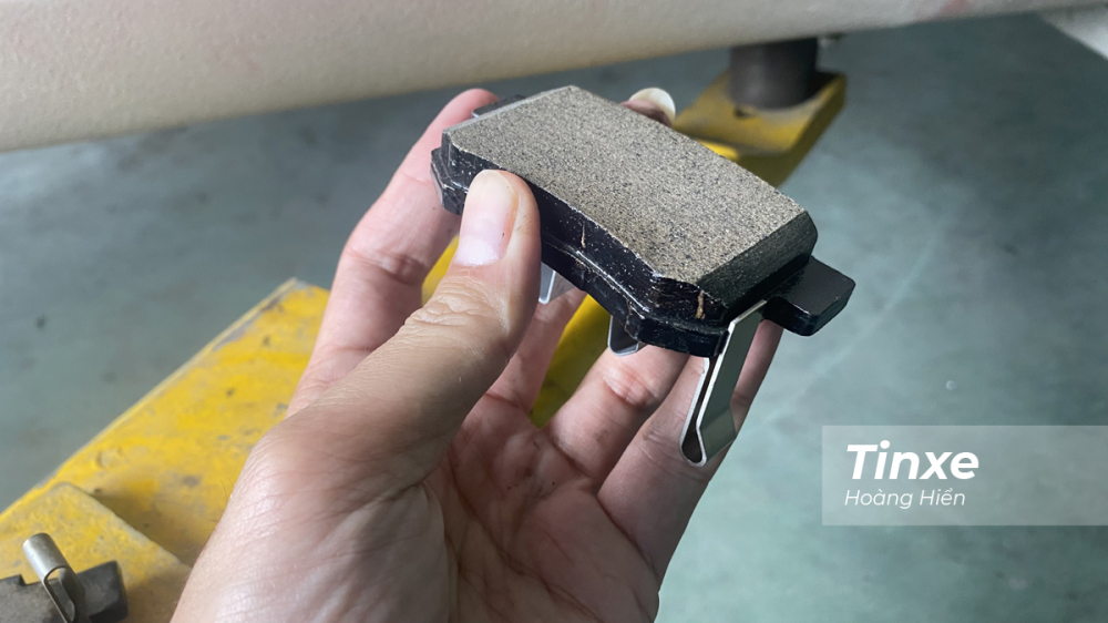 Theo các chuyên gia, má phanh là bộ phận an toàn quan trọng của xe, giá thành không cao so với tổng giá trị của xe nên các lái xe nên thay Theo các chuyên gia, má phanh là bộ phận an toàn quan trọng của xe, giá thành không cao so với tổng giá trị của xe nên các lái xe nên thay
