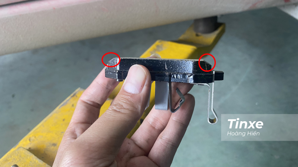 Trên bề mặt má phanh luôn có đường vát ở 2 bên Trên bề mặt má phanh luôn có đường vát ở 2 bên