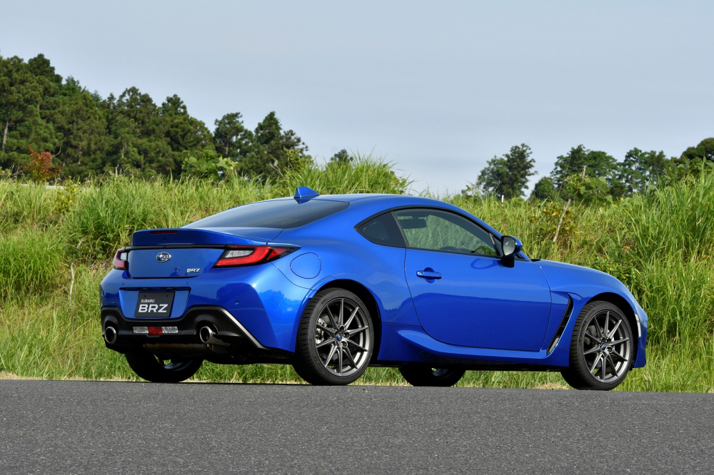 Đuôi sau có sẵn cánh lướt gió hình đuôi vịt tích hợp vào cốp sau, phía bên dưới có sự xuất hiện của hệ thống ống xả kép. Đuôi sau có sẵn cánh lướt gió hình đuôi vịt tích hợp vào cốp sau, phía bên dưới có sự xuất hiện của hệ thống ống xả kép.