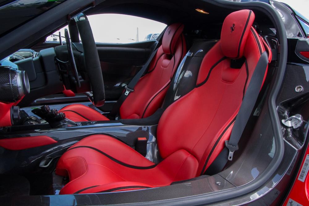 Bên trong khoang lái siêu xe Ferrari LaFerrari đang được rao bán có ghế ngồi thể thao bọc da màu đỏ tông xuyệt tông với ngoại thất xe. Điểm nhấn có thể kể đến các sọc màu đen.