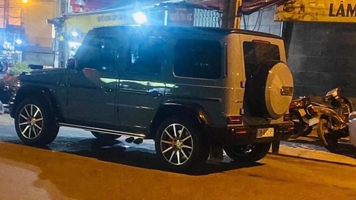 Xuất hiện hình ảnh Cường Xuất hiện hình ảnh Cường Đô-la lái Mercedes-AMG G63 chở vợ đi ăn tối ở vỉa hè trong lúc drama bất ngờ ập xuống