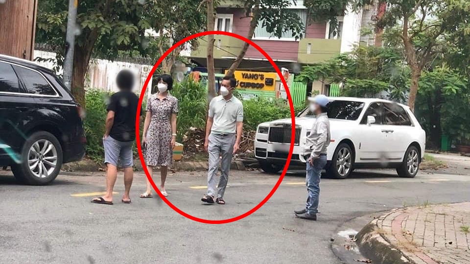 Còn đây là nhân tình khiến đại gia U60 Hồ Nhân say như điếu đổ, ngày nào cũng cặp kè cạnh nhau