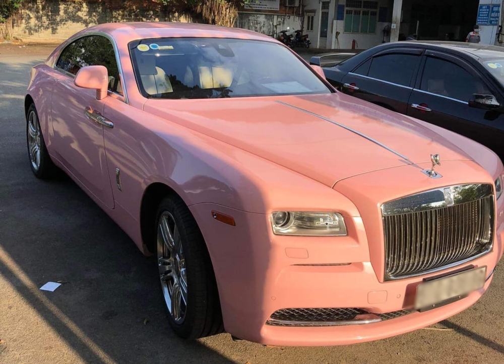 Bộ áo màu hồng đã theo chiếc xe Rolls-Royce Wraith của bà Nguyễn Phương Hằng gần 2 năm qua