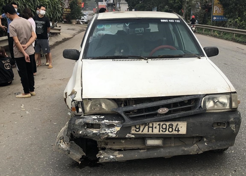 Chiếc ô tô bị hư hỏng phần đầu xe sau vụ tai nạn