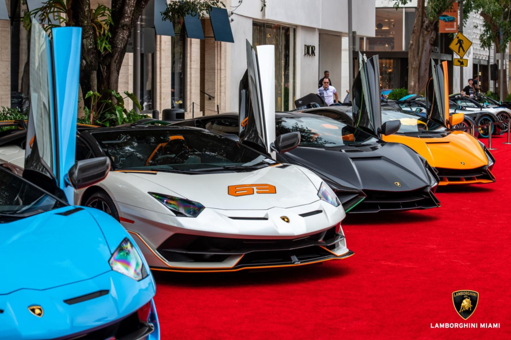 Siêu xe Lamborghini Aventador SVJ63 Roadster được trưng bày trong sự kiện mà anh Tuấn đã đến tham quan và bị thôi miên phải sở hữu bằng được, đỗ cạnh siêu xe mui trần là 2 chiếc Lamborghini Sian màu đen nhám và cam, ngoài ra còn có siêu xe Lamborghini Aventador SVJ Roadster màu xanh Siêu xe Lamborghini Aventador SVJ63 Roadster được trưng bày trong sự kiện mà anh Tuấn đã đến tham quan và bị thôi miên phải sở hữu bằng được, đỗ cạnh siêu xe mui trần là 2 chiếc Lamborghini Sian màu đen nhám và cam, ngoài ra còn có siêu xe Lamborghini Aventador SVJ Roadster màu xanh