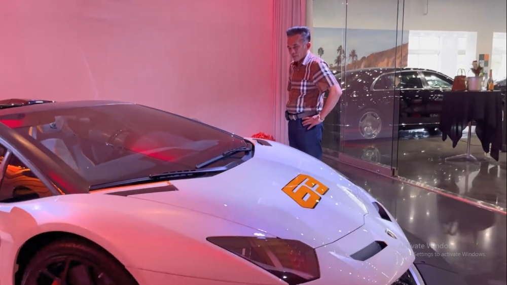 Nhưng may mắn đã diễn ra ở phút chót khi khách đặt cọc xe Lamborghini Aventador SVJ63 Roadster đã bị trục trặc giấy tờ và anh Tuấn là người tiếp theo được quyền mua Nhưng may mắn đã diễn ra ở phút chót khi khách đặt cọc xe Lamborghini Aventador SVJ63 Roadster đã bị trục trặc giấy tờ và anh Tuấn là người tiếp theo được quyền mua