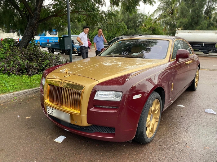 Rolls-Royce Ghost được mạ vàng 24k ở một số chi tiết ngoại thất và nội thất của ông Trịnh Văn Quyết