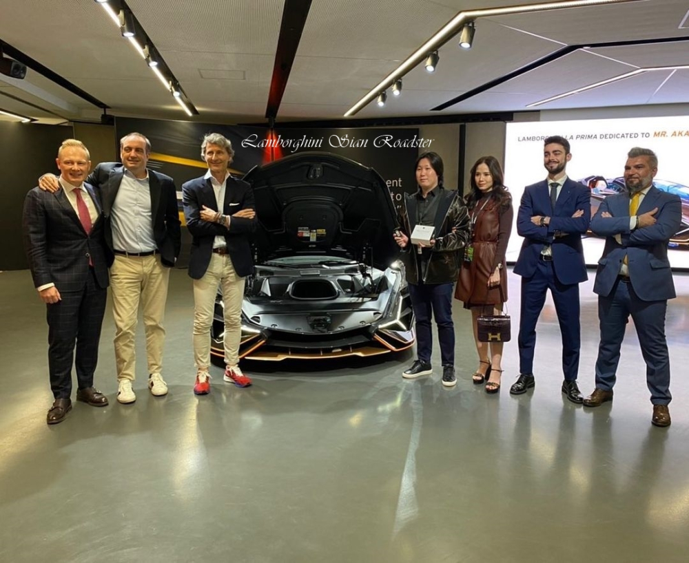 Tất cả quan chức cao cấp của Lamborghini đến chúc mừng vợ chồng doanh nhân Thái Lan nhận bàn giao xe Lamborghini Sian Roadster Tất cả quan chức cao cấp của Lamborghini đến chúc mừng vợ chồng doanh nhân Thái Lan nhận bàn giao xe Lamborghini Sian Roadster