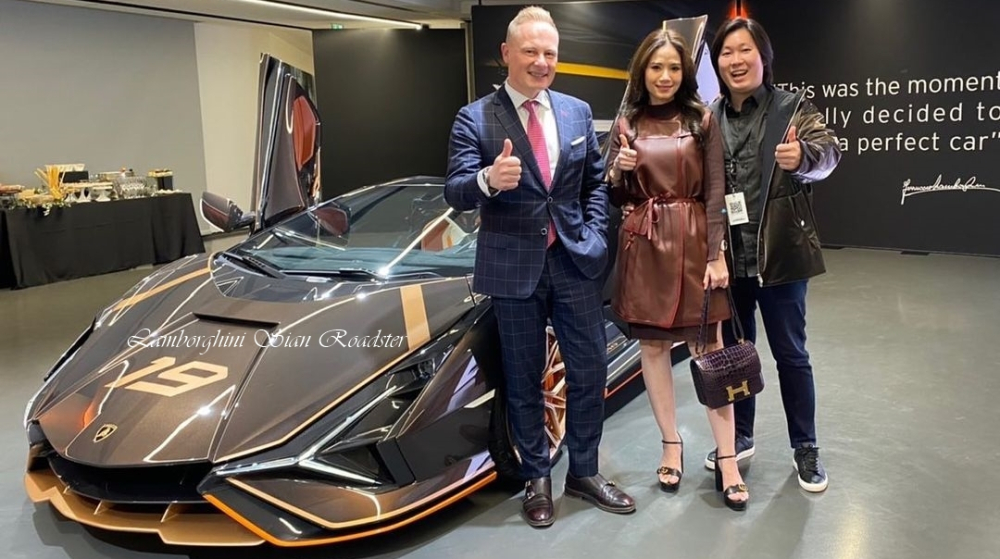 Vợ chồng doanh nhân Thái Lan cùng ông Mitja Borkert, Giám đốc thiết kế bộ phận Lamborghini Centro Stile bên cạnh Lamborghini Sian Roadster Vợ chồng doanh nhân Thái Lan cùng ông Mitja Borkert, Giám đốc thiết kế bộ phận Lamborghini Centro Stile bên cạnh Lamborghini Sian RoadsterVợ chồng doanh nhân Thái Lan cùng ông Mitja Borkert, Giám đốc thiết kế bộ phận Lamborghini Centro Stile bên cạnh Lamborghini Sian Roadster