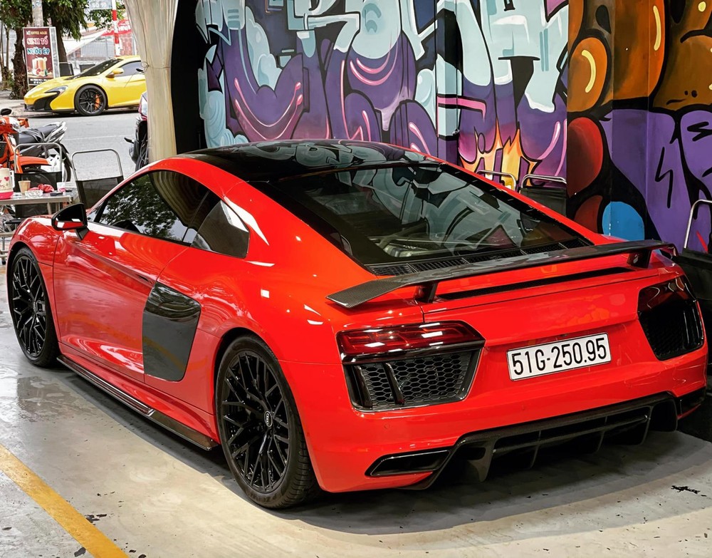 Chiếc siêu xe Audi R8 V10 Plus này từng của Đông Nhi và có màu đỏ Chiếc siêu xe Audi R8 V10 Plus này từng của Đông Nhi và có màu đỏ