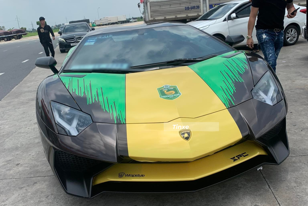 Nhưng siêu xe Lamborghini Aventador SV đã nhanh chóng được mang đi thay áo cấp tốc