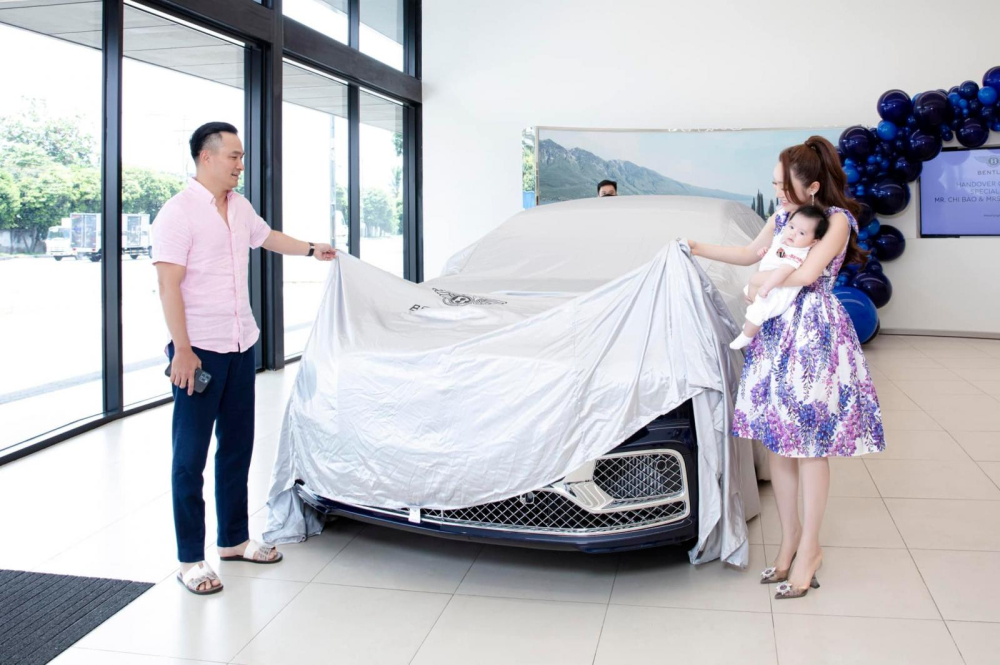 Vợ chồng diễn viên Chi Bảo nhận bàn giao xe Bentley Flying Spur hơn 18 tỷ đồng Vợ chồng diễn viên Chi Bảo nhận bàn giao xe Bentley Flying Spur hơn 18 tỷ đồng