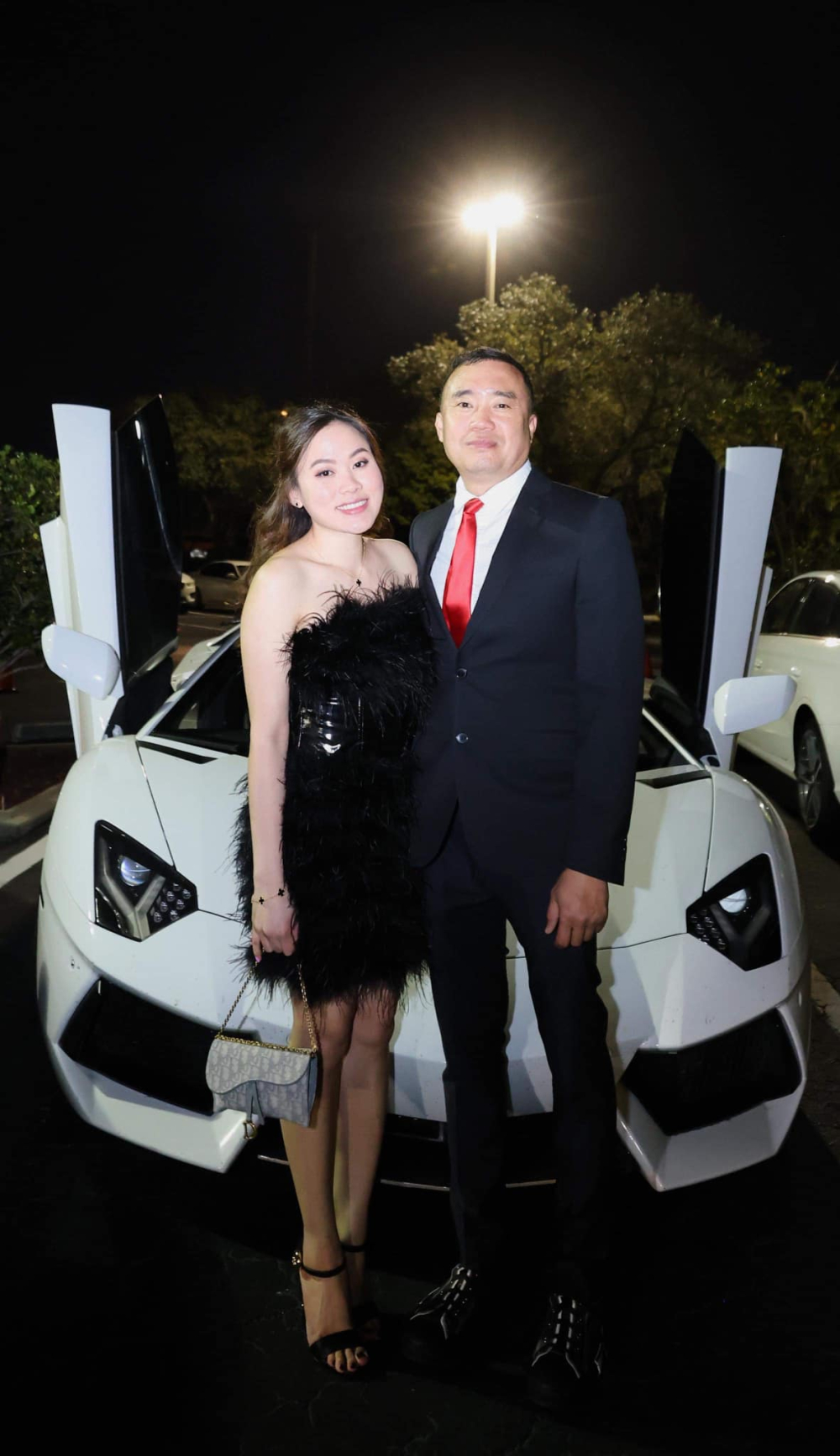 Tyler Ngo cùng vợ bên chú bò tót Lamborghini Aventador LP700-4 của mình Tyler Ngo cùng vợ bên chú bò tót Lamborghini Aventador LP700-4 của mình