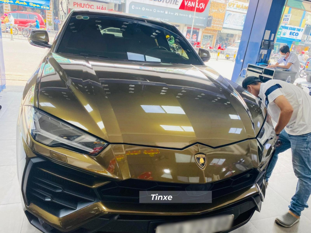 Lamborghini Urus chính hãng đầu tiên về nước đã được khoác lên màu áo mới sau hơn 3 năm về làm dâu Nha Trang Lamborghini Urus chính hãng đầu tiên về nước đã được khoác lên màu áo mới sau hơn 3 năm về làm dâu Nha Trang