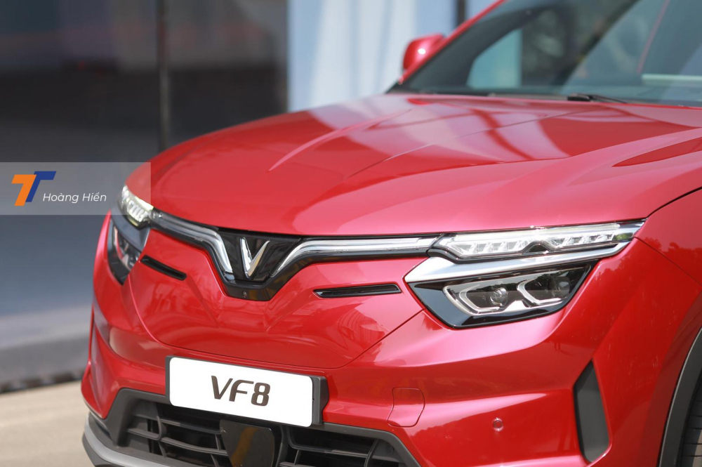 Phần đầu xe khỏe khoắn với hệ thống đèn LED 2 tầng và hiển nhiệt vẫn có dải đèn LED định vị ban ngày chữ “V” đặc trưng của VinFast. Phần đầu xe khỏe khoắn với hệ thống đèn LED 2 tầng và hiển nhiệt vẫn có dải đèn LED định vị ban ngày chữ “V” đặc trưng của VinFast.