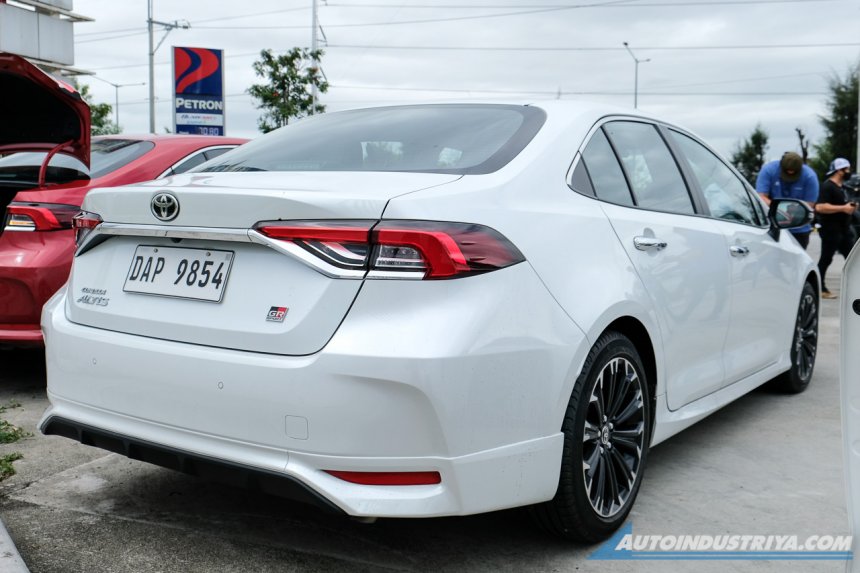 Toyota Corolla Altis GR Sport 2022 nhìn từ phía sau Toyota Corolla Altis GR Sport 2022 nhìn từ phía sau