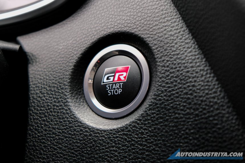 Nút bấm khởi động máy với logo GR của Toyota Corolla Altis GR Sport 2022 Nút bấm khởi động máy với logo GR của Toyota Corolla Altis GR Sport 2022