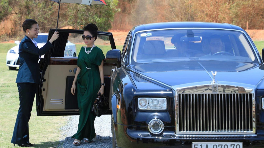 Rolls-Royce Phantom biển cực đẹp của gia đình ông Bùi Thành Nhơn, tỷ phú đô la thứ 7 tại Việt Nam mới được Forbes công bố Rolls-Royce Phantom biển cực đẹp của gia đình ông Bùi Thành Nhơn, tỷ phú đô la thứ 7 tại Việt Nam mới được Forbes công bố