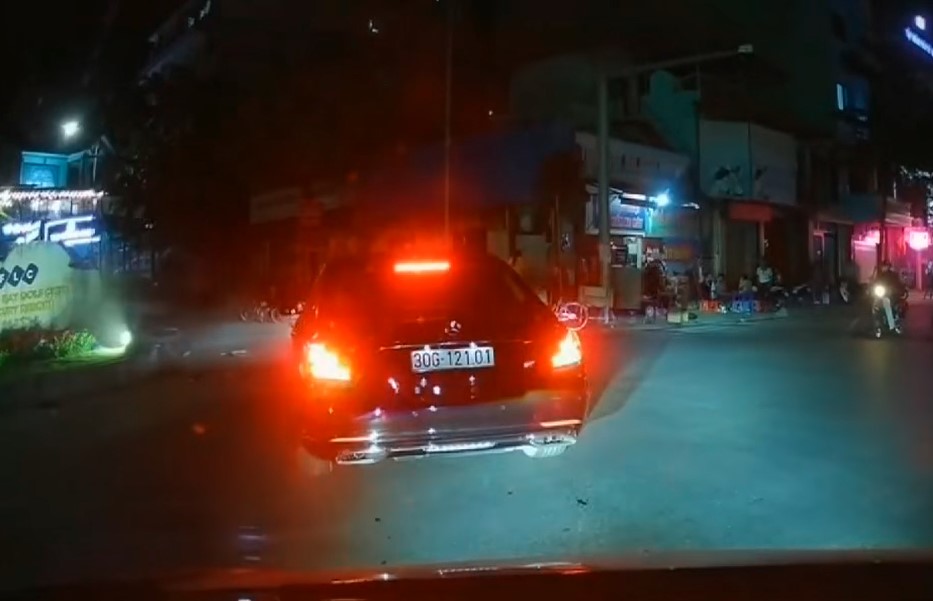 Chiếc xe sang Mercedes-Benz S450 tại hiện trường vụ tai nạn Chiếc xe sang Mercedes-Benz S450 tại hiện trường vụ tai nạn