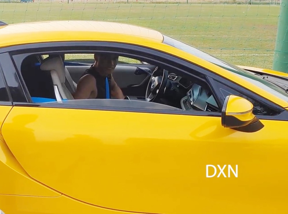 Bùi Tiến Dũng trong 1 lần cầm lái xe thể thao BMW i8 đi tập Bùi Tiến Dũng trong 1 lần cầm lái xe thể thao BMW i8 đi tập
