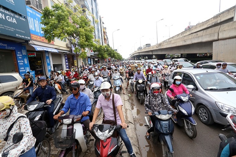 Tình trạng đi xe lên vỉa hè thường xuyên diễn ra trong giờ cao điểm. Tình trạng đi xe lên vỉa hè thường xuyên diễn ra trong giờ cao điểm.