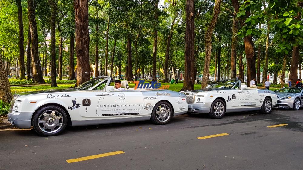 Xe siêu sang mui trần Rolls-Royce Phantom Drophead Coupe khi mở mui Xe siêu sang mui trần Rolls-Royce Phantom Drophead Coupe khi mở mui