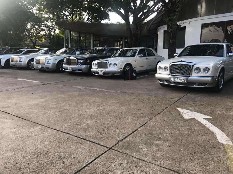 Một dàn xe siêu sang của ông Đặng Lê Nguyên Vũ xuất hiện tại Buôn Ma Thuột và ta thấy có 4 xe Rolls-Royce xuất hiện, 3 trong số đó thuộc phiên bản Phantom và xe trắng-đen là Ghost Một dàn xe siêu sang của ông Đặng Lê Nguyên Vũ xuất hiện tại Buôn Ma Thuột và ta thấy có 4 xe Rolls-Royce xuất hiện, 3 trong số đó thuộc phiên bản Phantom và xe trắng-đen là Ghost