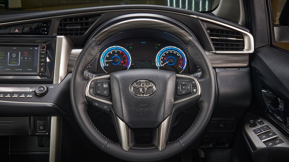 Vô lăng và bảng đồng hồ của Toyota Innova EV Vô lăng và bảng đồng hồ của Toyota Innova EV