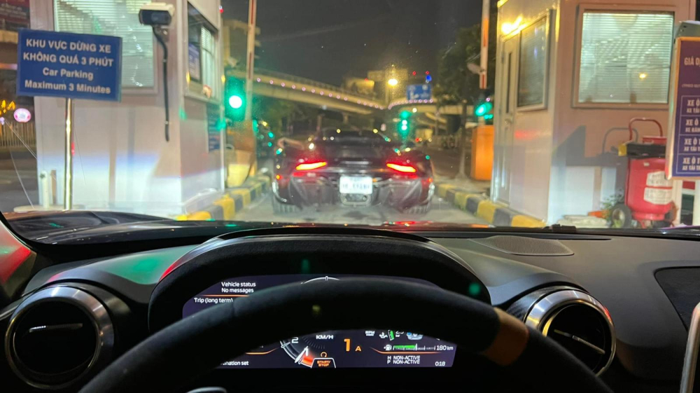 Trong khoang lái xe McLaren Senna và phía trước là bom tấn Koenigsegg Regera Trong khoang lái xe McLaren Senna và phía trước là bom tấn Koenigsegg Regera