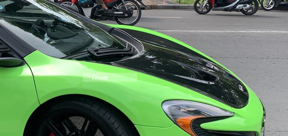Ngoài ra còn có nắp capô độ phiên bản McLaren P1 Ngoài ra còn có nắp capô độ phiên bản McLaren P1