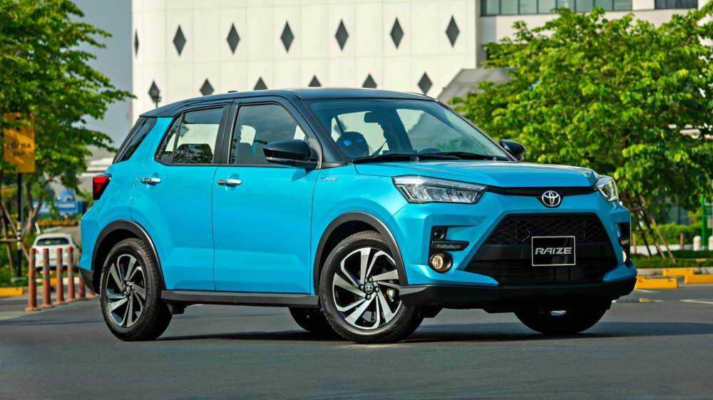 Toyota Raize cũng là một trong những mẫu xe đang bị bán kèm ‘‘lạc’’ tại đại lý do nguồn cung không đủ đáp ứng nhu cầu của khách Việt. Toyota Raize cũng là một trong những mẫu xe đang bị bán kèm ‘‘lạc’’ tại đại lý do nguồn cung không đủ đáp ứng nhu cầu của khách Việt.