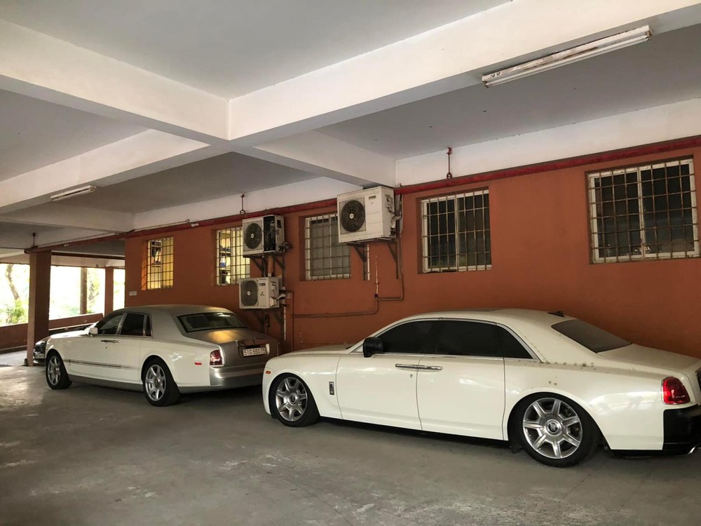 Một chiếc xe siêu sang Rolls-Royce Phantom đầu số 51G cùng Rolls-Royce Ghost rất đặc trưng của Chủ tịch Trung Nguyên Một chiếc xe siêu sang Rolls-Royce Phantom đầu số 51G cùng Rolls-Royce Ghost rất đặc trưng của Chủ tịch Trung Nguyên