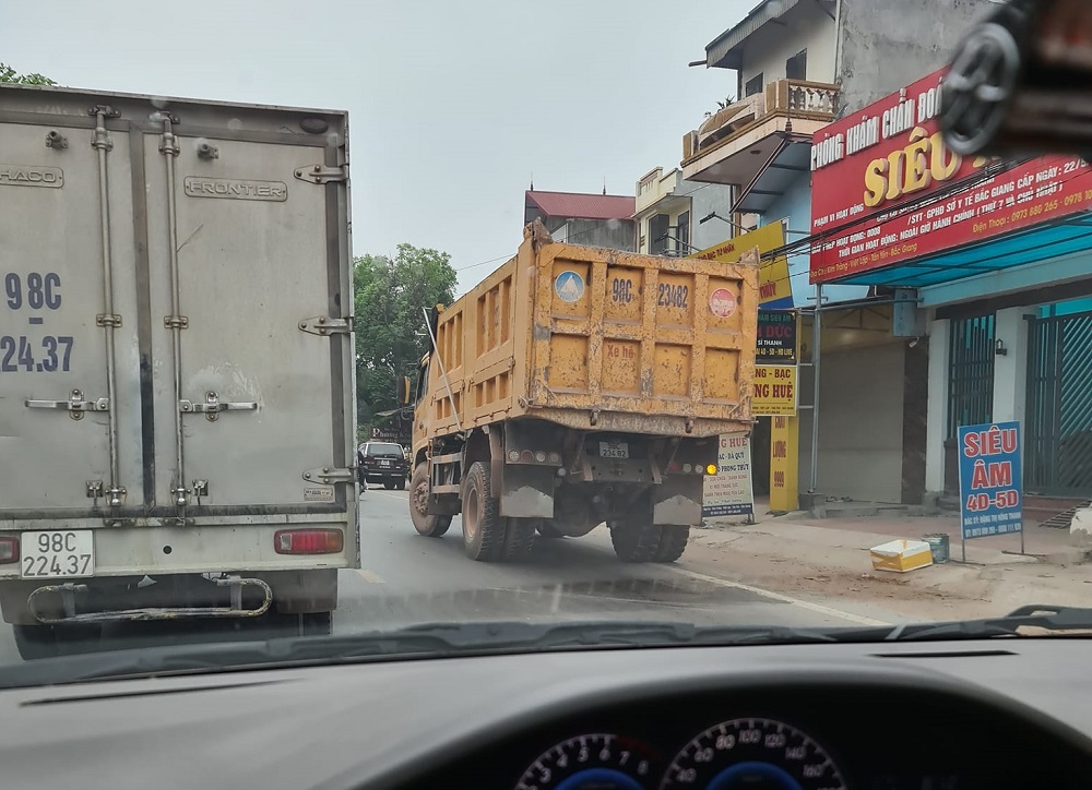 Chiếc xe ben tại hiện trường vụ tai nạn Chiếc xe ben tại hiện trường vụ tai nạn