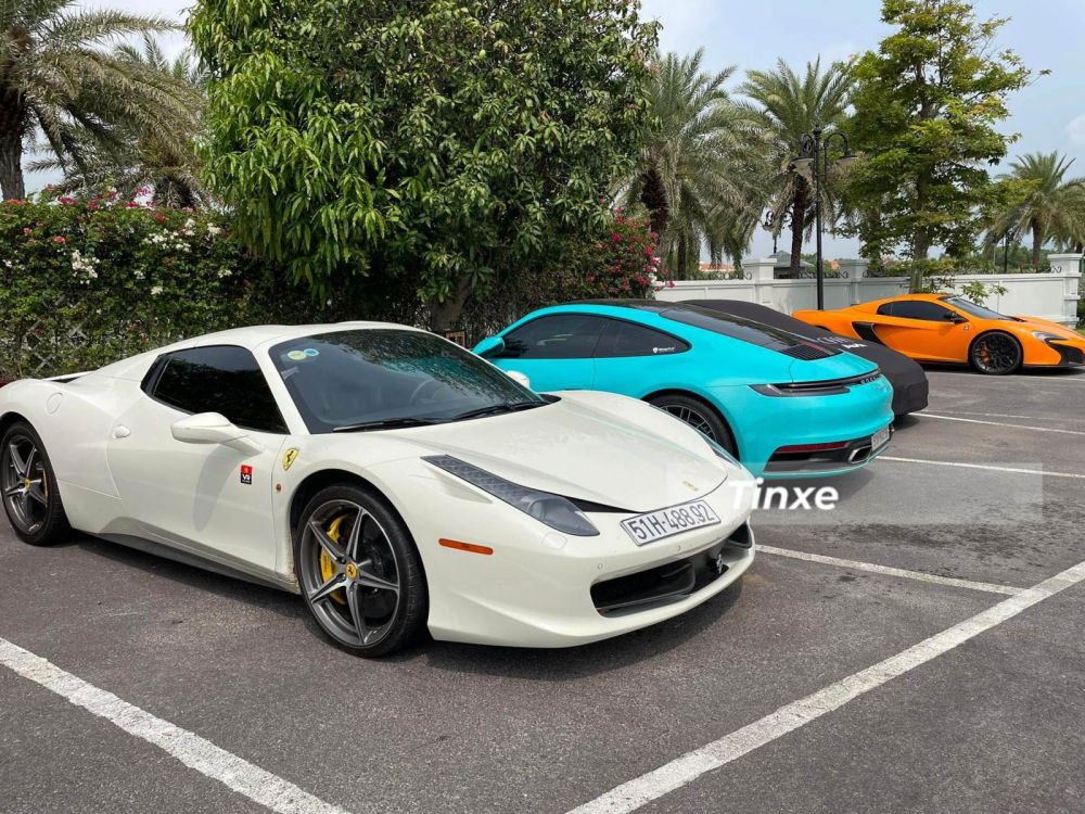 Siêu xe mui trần Ferrari 458 Spider nằm trong bộ sưu tập xe của gia đình ông Bùi Thành Nhơn cũng góp mặt. Ước tính tỷ phú đô la thứ 7 tại dải đất hình chữ S cùng con trai sở hữu hàng trăm siêu xe, xe siêu sang và SUV đủ loại.