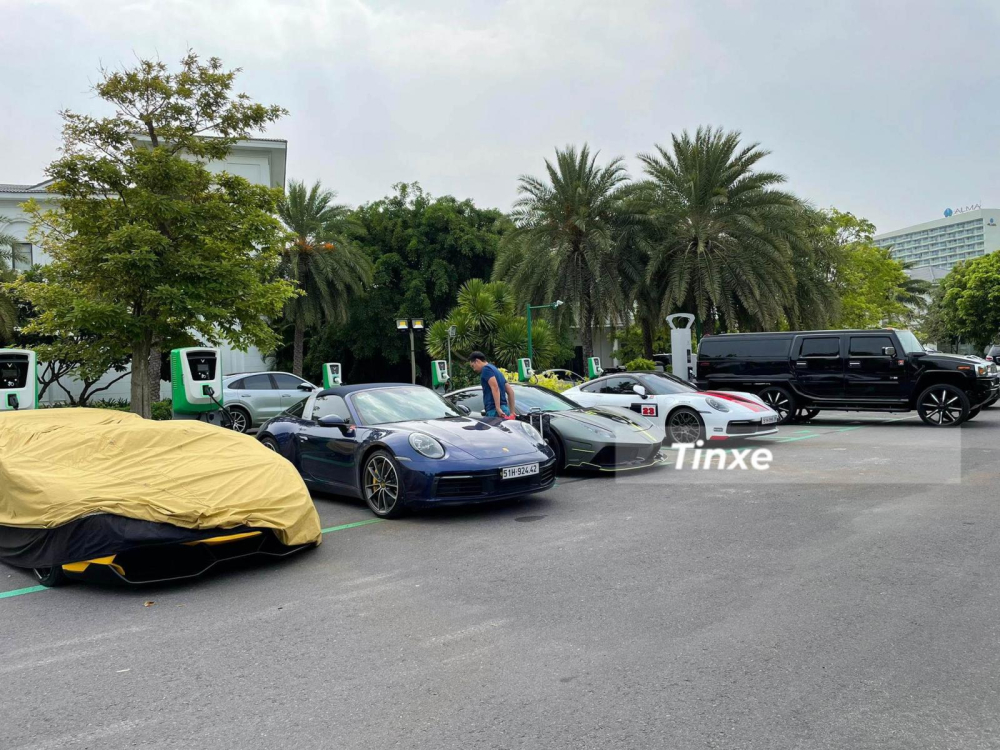 Chiếc siêu xe Lamborghini Murcielago LP640-4 độ body kit Murcielago LP670-4 SV của tay chơi xe Gia Lai vẫn được trùm bạt. 