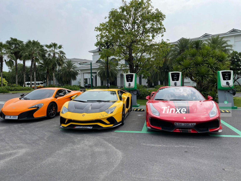  Từ trái sang là McLaren 650S Coupe, Lamborghini Aventador S LP740-4 và Ferrari 488 Pista Spider.