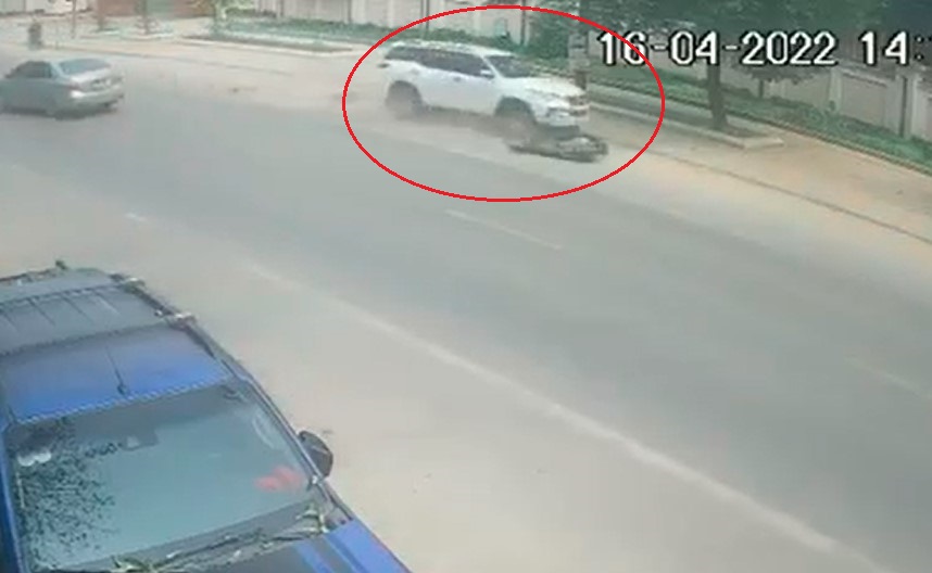 Chiếc Toyota Fortuner tông trúng người điều khiển xe máy khiến nạn nhân tử vong Chiếc Toyota Fortuner tông trúng người điều khiển xe máy khiến nạn nhân tử vong