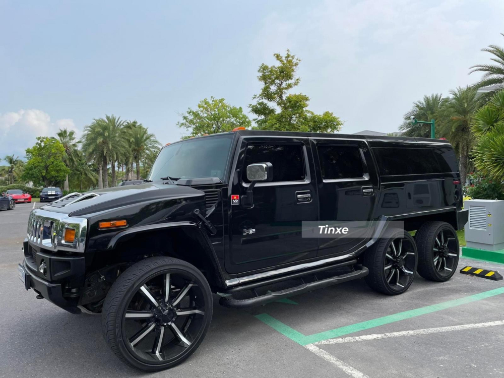 Chiếc xe Hummer H2 này được một người Việt kinh doanh siêu xe ở Campuchia mang về nước. Tương tự như McLaren Senna hay Koenigsegg Regera của Hoàng Kim Khánh, siêu phẩm độ 6 bánh Hummer H6 Player Edition này được mang biển số Campuchia. Chiếc xe Hummer H2 này được một người Việt kinh doanh siêu xe ở Campuchia mang về nước. Tương tự như McLaren Senna hay Koenigsegg Regera của Hoàng Kim Khánh, siêu phẩm độ 6 bánh Hummer H6 Player Edition này được mang biển số Campuchia.