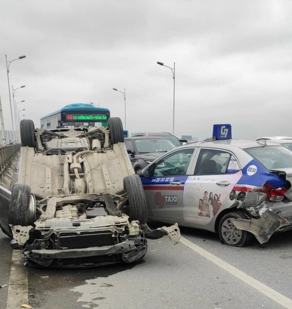 Chiếc taxi bị biến dạng phần đuôi xe sau vụ tai nạn Chiếc taxi bị biến dạng phần đuôi xe sau vụ tai nạn