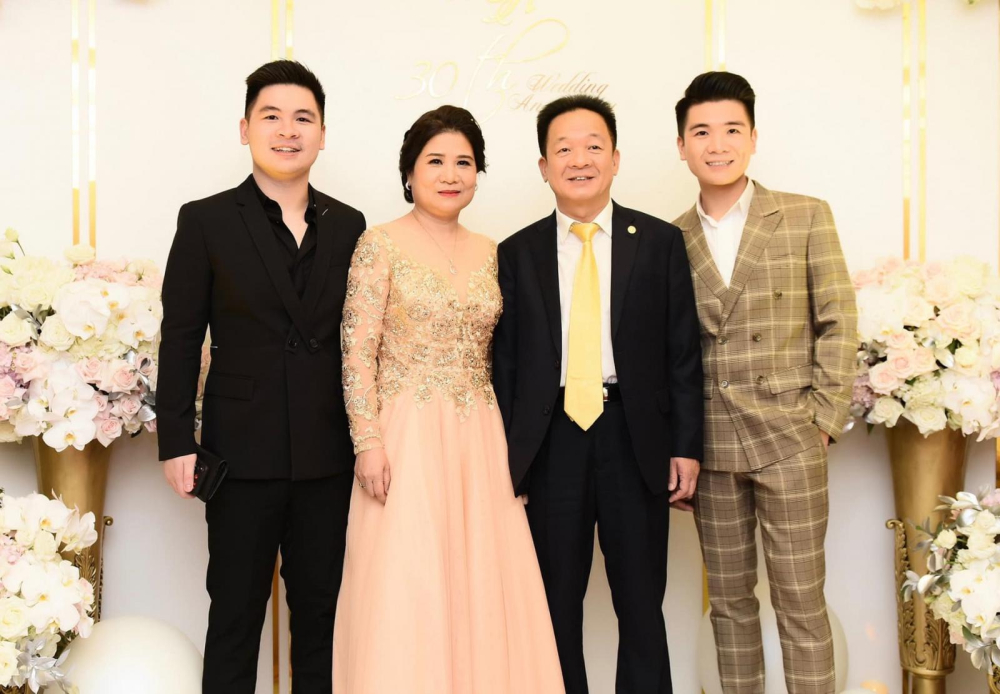 Vợ chồng bầu Hiển cùng 2 cậu con trai, ngoài cùng bên trái là Đỗ Vinh Quang