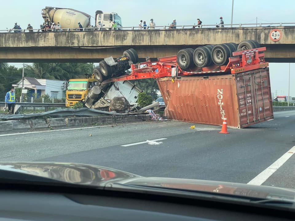 Chiếc xe đầu kéo lật ngửa và hư hỏng nặng Chiếc xe đầu kéo lật ngửa và hư hỏng nặng