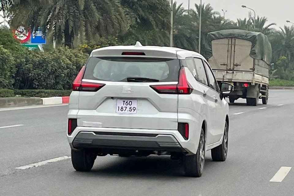 Cụm đèn hậu phía sau cũng có thay đổi nhẹ để hài hòa với cụm đèn trước. Cụm đèn hậu phía sau cũng có thay đổi nhẹ để hài hòa với cụm đèn trước.