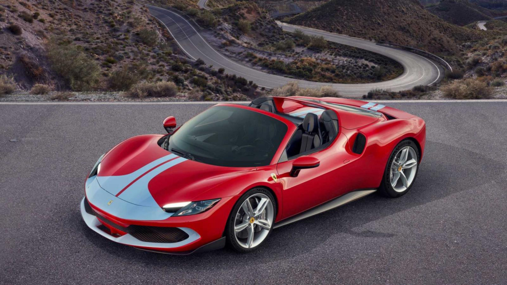 Còn đây là diện mạo của xe sau khi mở mui, chiếc Ferrari 296 GTS màu đỏ này có thêm 1 ít tùy chọn của gói Assetto Fiorano Còn đây là diện mạo của xe sau khi mở mui, chiếc Ferrari 296 GTS màu đỏ này có thêm 1 ít tùy chọn của gói Assetto Fiorano