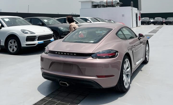 Thiết kế đuôi xe Porsche 718 Cayman màu hồng Frozen Berry Thiết kế đuôi xe Porsche 718 Cayman màu hồng Frozen Berry