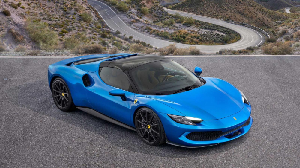 Ferrari 296 GTS khi đóng mui và đây là bản tiêu chuẩn Ferrari 296 GTS khi đóng mui và đây là bản tiêu chuẩn