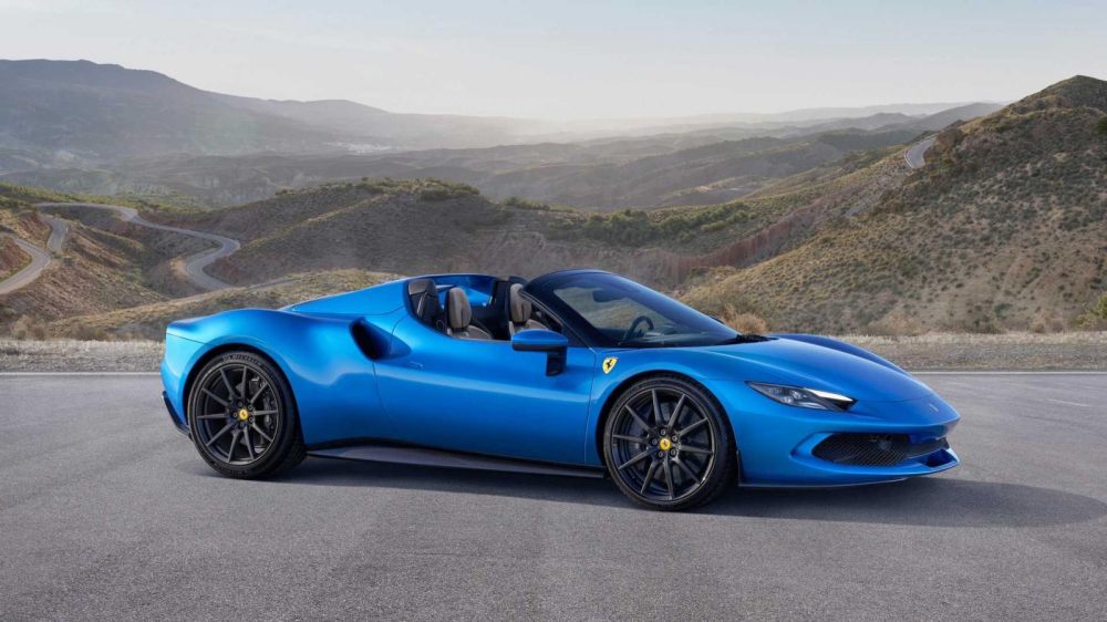 Phân khúc của xe Ferrari 296 GTS đang đi hiện chưa có đối thủ, còn bản Coupe có đàn em McLaren Artura đang cạnh tranh nhưng mức giá bán lại rẻ hơn 2 tỷ đồng Phân khúc của xe Ferrari 296 GTS đang đi hiện chưa có đối thủ, còn bản Coupe có đàn em McLaren Artura đang cạnh tranh nhưng mức giá bán lại rẻ hơn 2 tỷ đồng